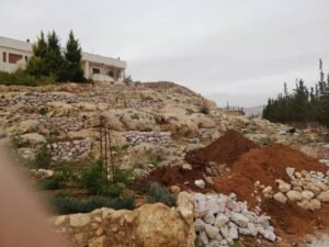 التلة الخلفية للمركز حيث عاش الرهبان في الكهوف المنتشرة فيه