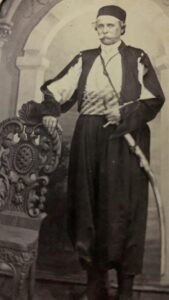المحسن الكبير القديس المنسي ديمتري نقولا شحادة الصباغ الدمشقي مساعد معلمه القديس يوسف الدمشقي في تحويل مدارس الآسية الى جامعة الآسية البطريركية عام 1851 وتزويدها بما يلزمها على نفقته