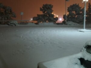 ساحة الدير مغطاة بالثلوج في الشتاء ليلاً