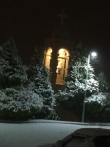 الدير والثلوج ليلاً