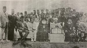 حفلة وضع حجر اساس الميتم بيد رئيس الجمهورية السورية الشيخ تاج الدين الحسني في الوسط والى يمينه المطران زخريا الوكيل البطريركي بدمشق والى يساره المطران ملاتيوس قطيني مطران ابرشية ديار بكر الشهيدةمع ممثلين للحومتين الوطنية والمنتدبة واعضاء من المجلس الملي والجمعية