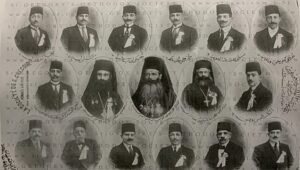 اعضاء جمعية القديس غريغوريوس الارثوذكسية لعام 1918 في المنتصف المطران استفانوس مقبعة والى يمينه الارشمندريت اثناسيوس كليلة ويساره الارشمندريت باسيليوس صيداوي