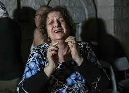 ام  مسيحية تبكي ابناءها الذين ارتقوا حين قصف كنيسة القديس برفيريوس