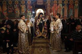 مطران الروم الارثوذكس في غزة يرأس احدى الخدم الالهية في كنيسة القديس برفيريوس قبل العدوان الاسرائيلي عليها وعند وقوع الحرب على غزة قال اننا هنا باقون ولو استشهدنا