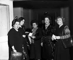 اليس قندلفت في حشد من السيدات السوريات المثقفات في اربعينيات القرن الماضي في منتداها الثقافي