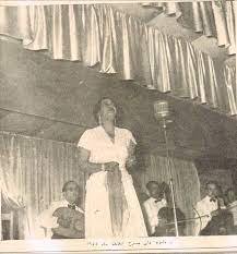 ام كلثوم تغني على مسرح مدرسة اللايك في #دمشق عام 1955