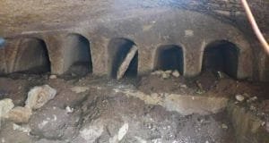 طبقات الارض فوق الدفين عند القدماء في القبور والمدافن