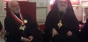 مكرما بوسام الكرسي الانطاكي المقدس من غبطة البطريرك يوحنا العاشر