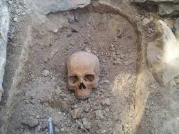 طبقات الارض فوق الدفين عند القدماء في القبور والمدافن