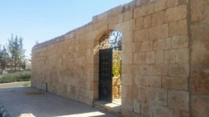 باب الدير الرهباني القديم