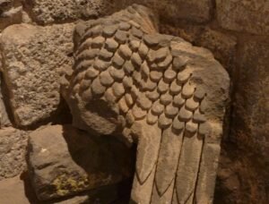 جناح النسر السوري محفورا على الآثار السورية