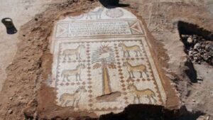 ثاني اكبر فسيفساء في سورية هي ارضية كنيسة رومية في عقيربات بمحافظة حماه وتعلوها الكتابة اليونانية