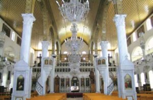 داخل الكاتدرائية المريمية