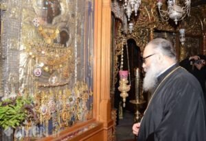 البطريرك يوحنا العاشر يتبرك بايقونة والدة الاله في زيارته للجبل المقدس