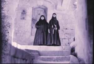 رئيسة دير سيدة صيدناي في ثلاثينات القرن 20 الحاجة مريم السمرا مع راهبة في اعلى مدخل الدير