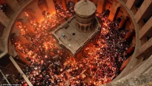 داخل كنيسة القيامة وحول القبر المقدس الانارة الربانية بالنور المقدس