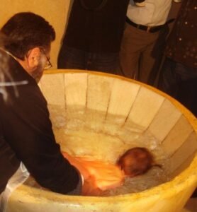 المعمودية بالتغطيس ثلاثاً وترمز الى دفن المسيح لثلاثة ايام وقيامته من بين الأموات