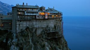 دير بمحاذاة حافة الجبل