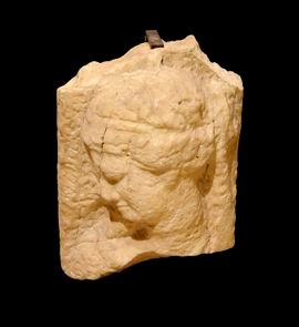 شظية من نصب من القرن الرابع ق.م.، عُثر عليها في أرواد. متحف اللوڤر.