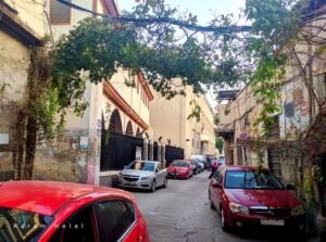 يسارا كنيسة القديس يوحنا الدمشقي وبعدها مدرسة الآسية باتجاه طالع الفضة