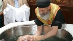 المعمودية بالتغطيس ثلاثاً وترمز الى دفن المسيح لثلاثة ايام وقيامته من بين الأموات