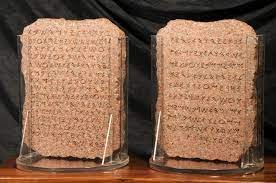 نقش القانون على لوحين حجريين