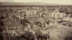 الدمار الشامل في هذه الصورة للصرح البطريركي ولكنيسة مريم وتبدو حنية هيكلها في عمق الصورة وهي بعدسة مستشرق ونشرتها مجلة الحياة اللندنية