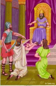 الملك سليمان الحكيم في بلاطه يأمر بقسمة الطفل بين الامرأتين بشقه من المنتصف واعطاء نصفه لكل واحدة فقبلت المدعية بينما ثارت امه الحقيقية