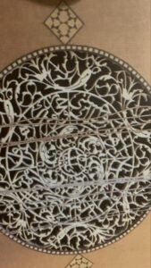 شمسة عود مكتوب فيها اسم عبده نحات وتاريخ الصنع 1909