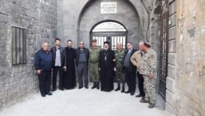 الوفد العسكري الروسي امام مدخل مقبرة مار اليان في حمص