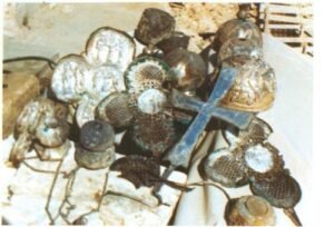 اللقى الاثرية المكتشفة فيها