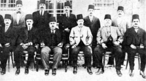 رئيس جامعة دمشق الدكتور رضا سعيد يتوسط أعضاء الهيئة التدريسية في معهد الطب العربي - 1924الصف الأول: الدكتور مصطفى شوقي - طاهر الجزائري - ميشيل شمندي - الدكتور سامي الساطي - الدكتور مرشد خاطر. وفي الصف الثاني: الدكتور نظمي قباني - أحمد منيف العائدي - عبد الوهاب القنواتي - شوكت الجراح - حمدي الخياط.