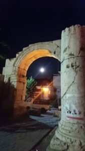 قوس النصر في الشارع المستقيم قرب المريمية