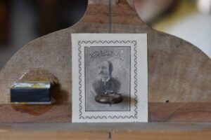 صورة المعلم عبده النحات خلف ايقونة العذراء المهداة منه الى بطريرك صربيا