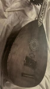 عود يحمل ملصق يوسف نحات 1874 في متحف الكلية الملكية للآلات الموسيقية في مانشستر في بريطانيا