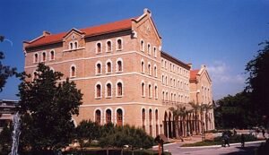 المبنى الرئيسي للجامعة الأميركية في بيروت (الكولدج هول). مبن الإدارة العامة والرئاسة للجامعة الأمريكية في بيروت.