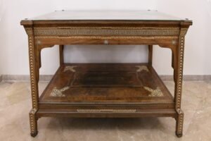 طاولة صالون نصفية مربعة موجودة في الصالون البطريركي الثاني من انتاج عبده النحات واولاده ومهداة الى البطريرك الكسندروس طحان عام 1932