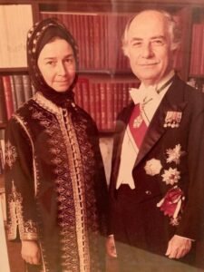 مع زوجته التي توفيت قبله بتسعة اشهر