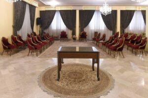 الصالون البطريركي الثاني وفي الوسط طاولة موزاييك من انتاج عبده نحات