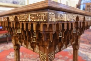 الطاولة المربعة البديعة الموجودة في الصالون البطريركي والمصنوعة من عبده النحات واهداء منه الى البطريرك ملاتيوس الدوماني عام 1901 وفي كل زاوية تطويبة من التطويبات