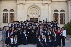 تكريم الطلبة الخريجين من الآسية الدمشقية من البطريرك يوحنا العاشر امام واجهة كنيسة الصليب بالقصاع