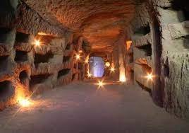 الدياميس او الكاتومبات… (Ad Catacumbas)