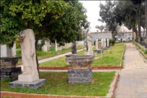 التماثيل التي تعود الى كل العهود التاريخية والسياسية والاجتماعية في سورية في حديقة المتحف