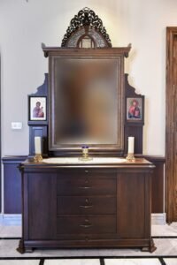 فيترينا بمرآة بديعة مع تاج محفور في ردهة الصالون البطريركي انتاج عبده النحات مهداة منه الى البطريرك غريغوريوس حداد