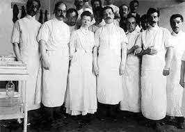 في الوسط اعلاه بالقبعة البيضاء