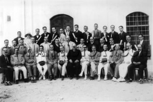  الدكتورة لوريس ماهر في الصف العلوي ترتدي القبعة