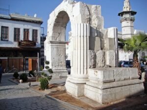 قوس النصر الروماني في الشارع المستقيم