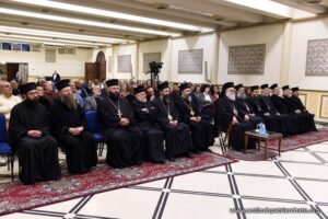 البطريرك يوحنا العاشر والمطارنة والاباء يتقدمون الحضور