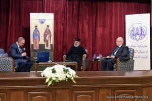 طرفا الندوة الارشمندريت يوحنا التلي والدكتور جوزيف زيتون وادار الندوة الدكتور ماهر عماري