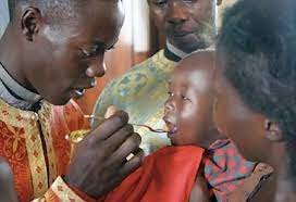 الكأس المقدسة والملعقة المقدسة والمنديل والمتناول